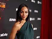 Zoe Salda�a na sv�tové premié�e filmu Avatar: Ohe� a popel