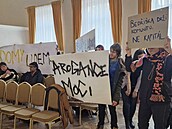 Podporovatelé bourané kolonie Bedika v Ostrav pi protestu na jednání...