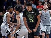 Pivot Derik Queen se raduje z úspného zakonení.