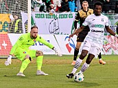 Ostravský branká Dominik Holec sleduje karvinského útoníka Abdallaha Gninga.