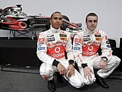 Lewis Hamilton a Fernando Alonso v roce 2007 pózují ped svým monopostem.