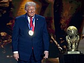 Donald Trump s medailí a Cenou míru FIFA.