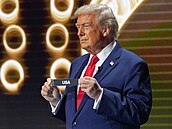 Prezident Donald Trump podle scéná�e vylosoval USA.