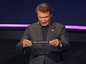 Wayne Gretzky piazuje vítze eské ásti baráe ke skupin A s domácím...