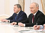 Ruský vládce Vladimir Putin a jeho poradce Jurij U�akov. (2. prosince 2025)