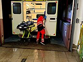 Po zásahu v poli byla sanitka poádn zabahnná.