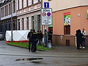 V Mostecké ulici v Brn zemela po napadení noem ena. Podezelého policisté...