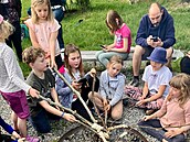 �áci základní �koly ve V�enorech se u táboráku lou�í s kamarády z N�mecka. Akci...