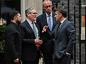 Ukrajinský prezident Volodymyr Zelenskyj (vlevo) s britským premiérem Keirem...