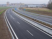 P�es �ty�i kilometry dlouhá m�stská komunikace, která za�íná u Globusu a kon�í...