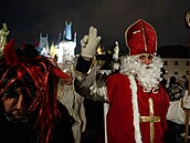 Mikulá, ert a andl se objevili na praském Karlov most. (5. prosince 2025)