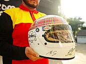 Vydraená helma podepsaná Michaelem Schumacherem (9. prosince 2025)