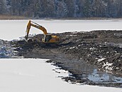 Za�ala obnova nejvý�e polo�eného rybníka na Vyso�in� � Sykovce u T�í Studní. Z...