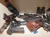 Pi domovních prohlídkách policisté nalezli také nkolik dlouhých a krátkých...