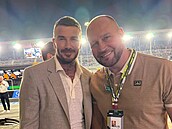 Hokejový olympijský vítz Jií légr na Velké cen Kataru formule 1. Vyfotil se...