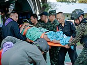 Pevoz zranného vojáka v pohraniním stetu mezi Thajskem a Kambodou (8....