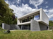 Zámr vizuáln oddlit pízemí a patro podtrhují dv barevnosti i rozdílné...