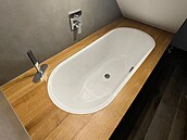 Kolem vany Kaldewei je te píjemný odkládací prostor díky dubové desce...