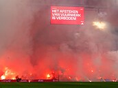 Zápas Ajaxu s Groningenem byl peruen kvli odpalování pyrotechniky v domácím...