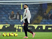Kídelník Liverpoolu Mohamed Salah se rozcviuje ped utkáním s Leedsem.