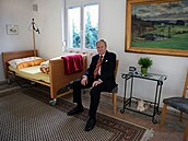 Ludwig Minelli v pokoji, kde jeho spolenost Dignitas nabízí eutanasii....