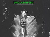 Záb�r amerického námo�nictva ukazuje zne�kodn�ní plavidla ozna�eného za lo�...