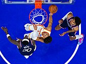 Jalen Johnson (v bílém) z Atlanta Hawks pod koem Philadelphia 76ers,...