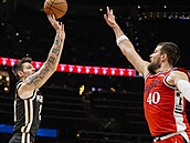 Vít Krejí z Atlanta Hawks stílí na ko LA Clippers, brání ho Ivica Zubac.