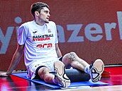 J. T. Shumate z Nymburka se p�ipravuje na zápas.