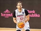 Jaromír Bohaík z Nymburka se chystá ke stele v zápase se Sabahem.