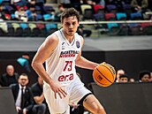 Frantiek Rylich z Nymburka útoí v zápase v Sabahu.