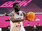 KeyShawn Feazell z Nymburka p�ihrává v zápase se Sabahem.