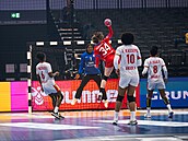 eská házenkáka Julie Franková stílí na branku Angoly.