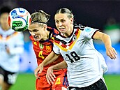 Nmecká reprezentantka Klara Bühlová (vpravo) v souboji se panlkou Irene...