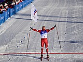 Ruský bec na lyích Alexandr Bolunov se raduje ze svého triumfu na ZOH 2022...
