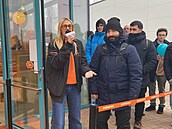 Tento mu ekal na otevení poboky fastfoodu Popeyes v Plzni tém 18 hodin....