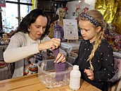 Hana Kertisová poádá v Chebu ji deset let oblíbenou Jeíkovu dílnu. (1....