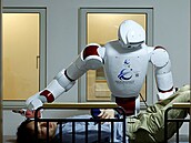 Robot AIREC p�edvádí manipulaci s pacientem. (17. února 2025)