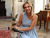 Vycpaný zajíc pevleený za nimroda je milákem celé rodiny.