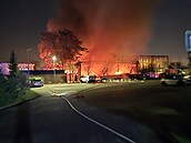 Ve Stranicích hoel v noci pneuservis, poár zasáhl i skladovací ást....