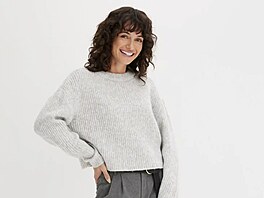 Svetr, který vidíte na modelce, je dokonalou ukázkou nejnov�j�ího trendu...