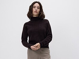 Zkracování proniklo i do oblasti kalhot. Ty spole�enské nad kotníky kombinujte...