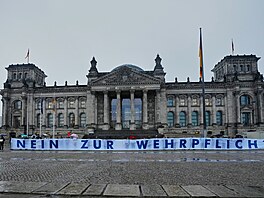 V Berlín� p�ed budovou �í�ského sn�mu se konal protest proti zavedení povinné...