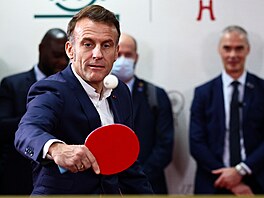 Emmanuel Macron si v �ín� zahrál stolní tenis. (5. prosince 2025)