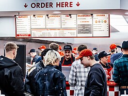 První pobo�ka oblíbeného fast foodového �et�zce Five Guys v OD Máj (4. prosince...