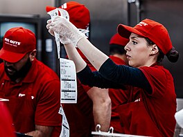 První pobo�ka oblíbeného fast foodového �et�zce Five Guys v OD Máj (4. prosince...