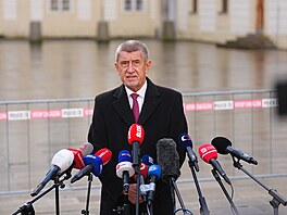 Na nádvo�í Pra�ského hradu odpovídá nov� jmenovaný premiér Andrej Babi� na...