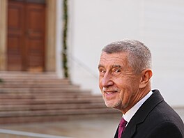 Na nádvo�í Pra�ského hradu odpovídá nov� jmenovaný premiér Andrej Babi� na...