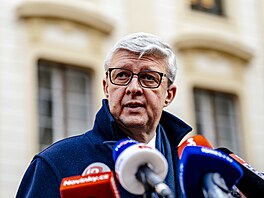 Karel Havlí�ek reaguje na otázky noviná�� po setkání s prezidentem Petrem...