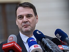 Petr Macinka (Motoristé) odpovídá noviná��m na dotazy po skon�ení sch�zky s...